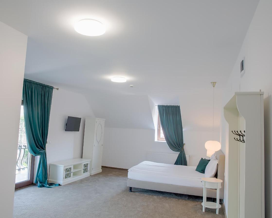 La Fontaine Hotel Hunedoara Room photo